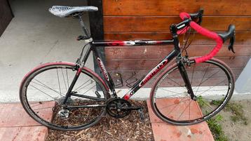 Koersfiets beschikbaar voor biedingen