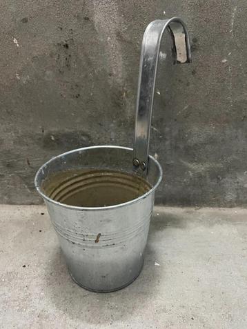 12 hangbloempotjes beschikbaar voor biedingen