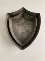 2 antieke schildvormige bakblikken / mallen / vormen, Ophalen of Verzenden