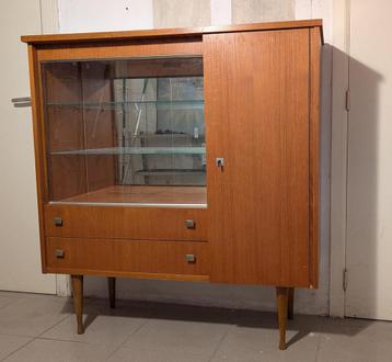Vintage vitrinekast beschikbaar voor biedingen