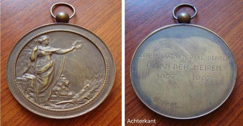 Eremedaille secretariaat Generaal Benelux 1967, Postzegels en Munten, Penningen en Medailles, Brons, Verzenden