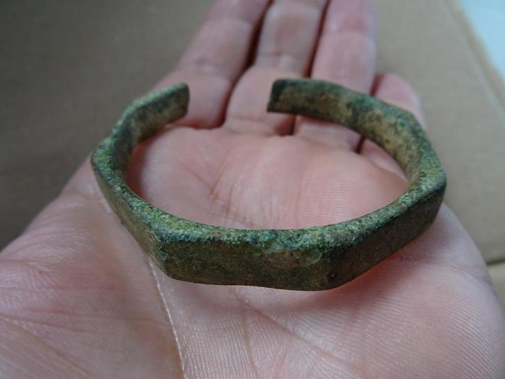 Bodemvondst middeleeuwen bronzen armband kind kinderarmband, Antiek en Kunst, Antiek | Brons en Koper, Brons, Ophalen of Verzenden