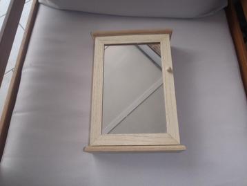 houten sleutelkastje beschikbaar voor biedingen