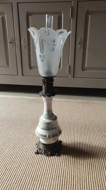 antieke olielamp beschikbaar voor biedingen