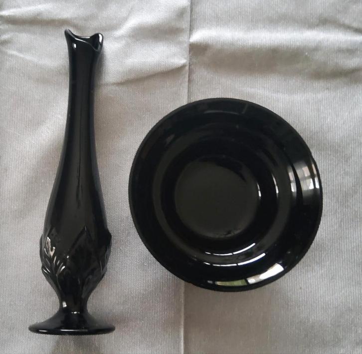 Zwart vaasje met reliëf en schaaltje., Huis en Inrichting, Woonaccessoires | Vazen, Zwart, Glas, Ophalen