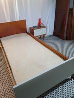 Vintage 1 persoonsbed met bijpassend nachtkastje, Maison & Meubles, Chambre à coucher | Lits, Comme neuf, Enlèvement ou Envoi