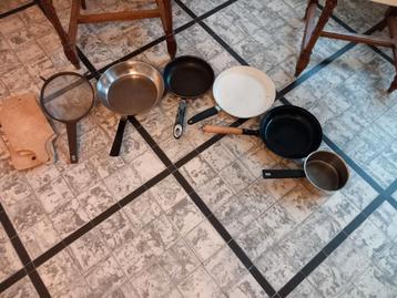 Potten en pannen zelf uit te kiezen alles aan 2 euro stuk beschikbaar voor biedingen