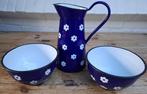 Vintage blauwe emaille waterkan en kommen, witte bloemen, Ophalen of Verzenden