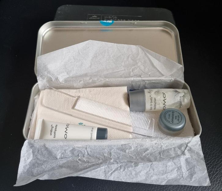 KLM World Business Class toilet kit in metalen doos., Collections, Souvenirs Sabena, Comme neuf, Plein, Enlèvement ou Envoi