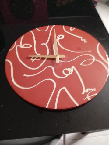 Analoge wandklok  beschikbaar voor biedingen