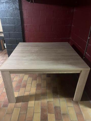 Eet tafel zonder stoelen beschikbaar voor biedingen