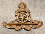 Britse cap badge Royal Artillery met draaiend wiel, Ophalen of Verzenden