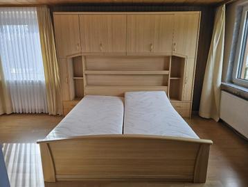 Bed met hangkast 180 x 200 beschikbaar voor biedingen