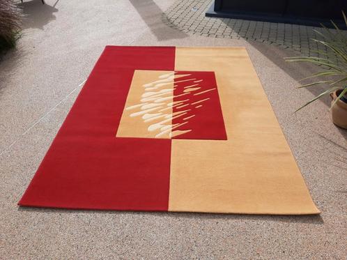 Donkerrood en okerkleurig tapijt gemaakt in België, Huis en Inrichting, Stoffering | Tapijten en Vloerkleden, Zo goed als nieuw
