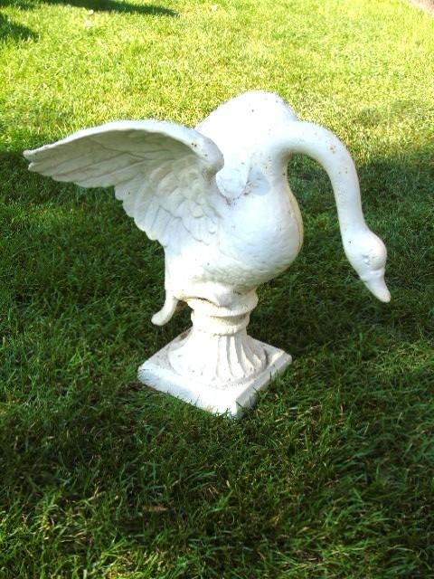 statue une oie en fonte pat blanche sur socle ., Jardin & Terrasse, Décoration murale de jardin, Neuf, Enlèvement ou Envoi