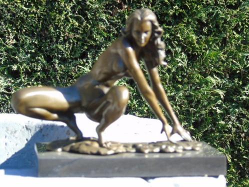 naakte vrouw hurkend op het strand in brons gesigneerd., Antiek en Kunst, Antiek | Brons en Koper, Brons, Ophalen