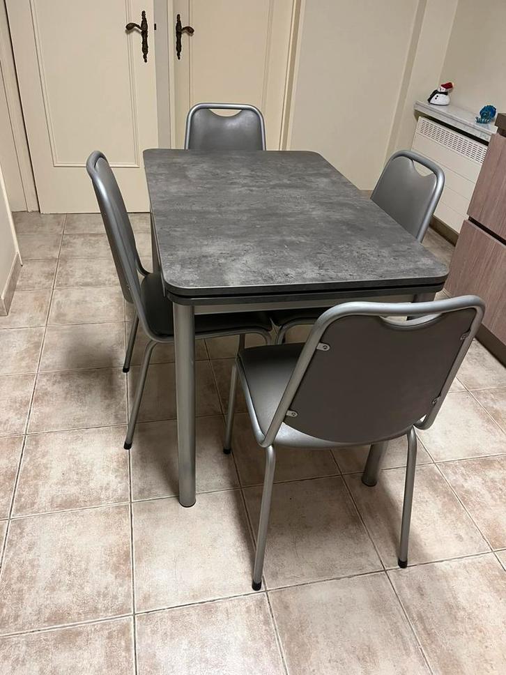Aangeboden uitschuifbare keukentafel,met vier stoelen, Huis en Inrichting, Complete eetkamers, Zo goed als nieuw, Ophalen