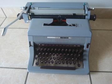 Vintage typemachine Olivetti  beschikbaar voor biedingen