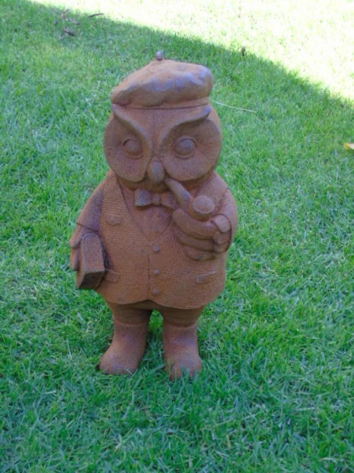 Beeld uil in kostuum met gietijzeren pijp, deel h 32 cm, Tuin en Terras, Tuinbeelden, Nieuw, Dierenbeeld, Metaal, Ophalen