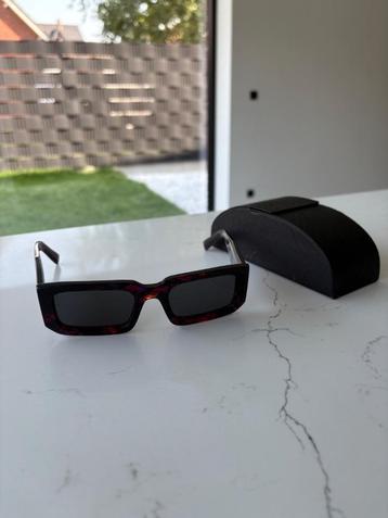 Prada PR06YS zonnebril  beschikbaar voor biedingen