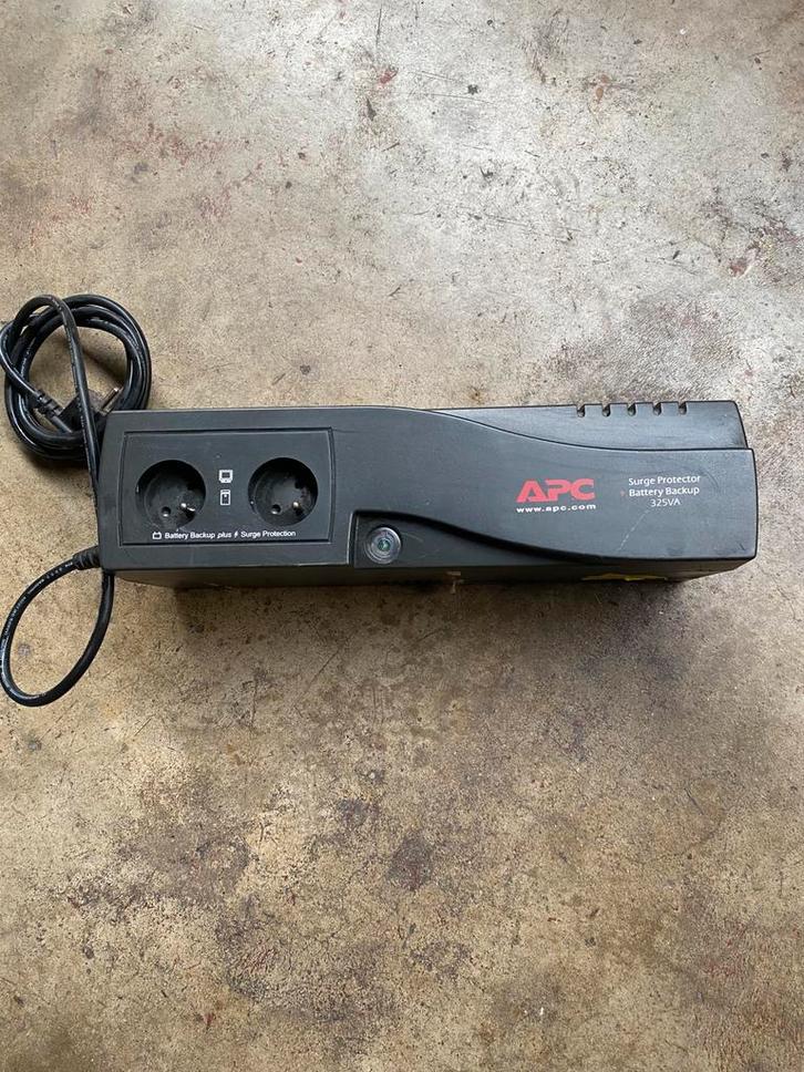 APC SurgeArrest omvormer + reservebatterij, Computers en Software, Noodvoedingen (UPS), Zo goed als nieuw, Ophalen