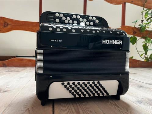 Hohner Nova II 48 - Knopaccordeon met tas, Muziek en Instrumenten, Accordeons, Zo goed als nieuw, Knopaccordeon, 48-bas, Hohner