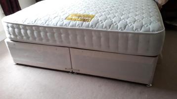 Super King size bed met opbergladen beschikbaar voor biedingen