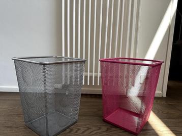 Twee DRÖNJÖNS vuilnisbakken (IKEA) beschikbaar voor biedingen