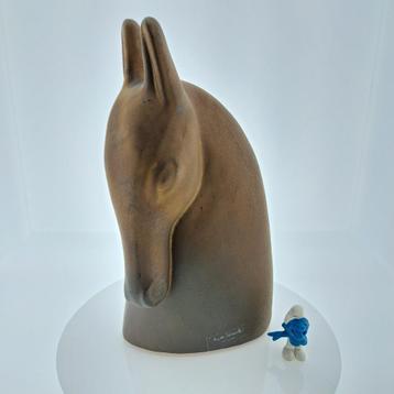 Terracotta paardenbuste van Anette Edmark beschikbaar voor biedingen