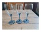 3 wijnglazen op blauwe voet, Verzamelen, Glas en Drinkglazen, Ophalen of Verzenden