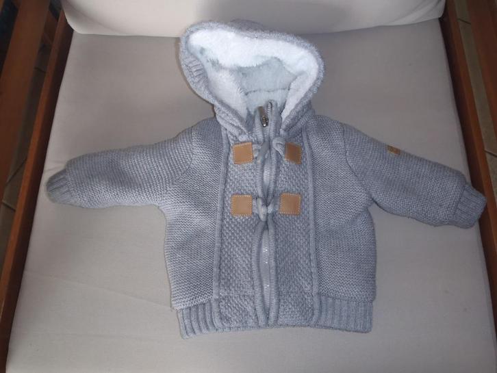 grijs vest + capuchon maat 62 - Obaïbi, Kinderen en Baby's, Babykleding | Maat 62, Zo goed als nieuw, Jongetje, Truitje of Vestje