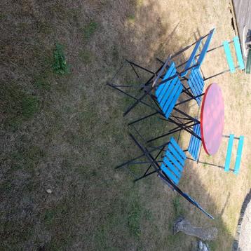 Tuintafeltje met 4 stoelen beschikbaar voor biedingen