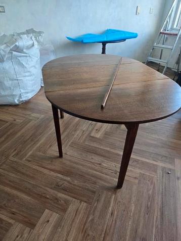 Antieke Engelse opklaptafel met bijpassende stoelen beschikbaar voor biedingen