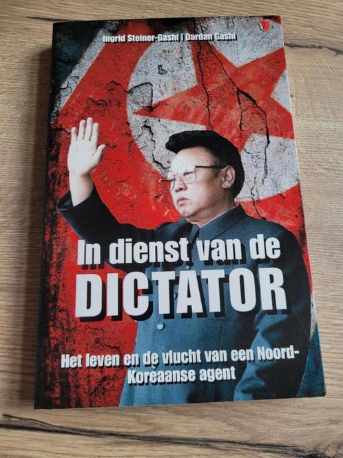 Boek : In dienst van de dictator / Ingrid Steiner - Gashi, Boeken, Oorlog en Militair, Zo goed als nieuw, Ophalen of Verzenden