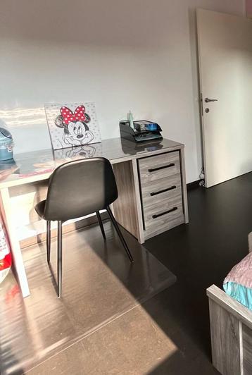 Bureau grijs beschikbaar voor biedingen