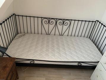Lit noir IKEA 1 personne 90x200 + matelas confortable  beschikbaar voor biedingen