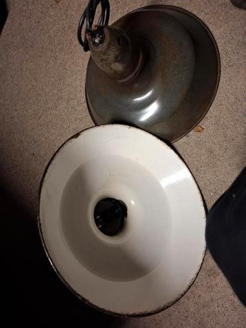 2 oude/vintage emai lampen , nieuwe bedrading, beschikbaar voor biedingen