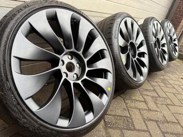21 inch Tesla Model Y velgen Performance Bluetooth sensoren beschikbaar voor biedingen