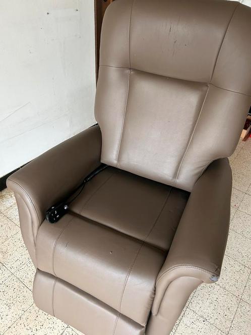 Elektrische relaxzetel met sta-op functie, Huis en Inrichting, Fauteuils, Gebruikt, Leer, Ophalen