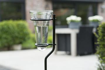 Nature glazen regenmeter op steel beschikbaar voor biedingen