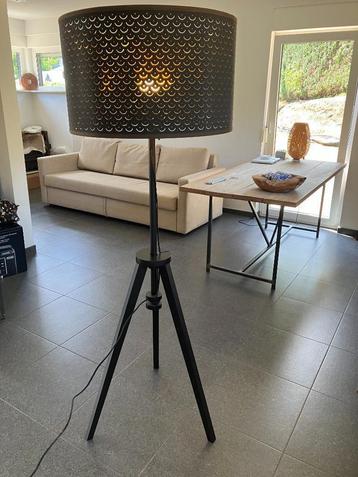 Zwarte staande lamp  beschikbaar voor biedingen