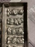 Oude zwaar  metalen chocoladevorm van Disney figuren, Envoi