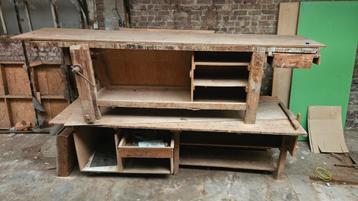 Oude houten werkbank met bankschroef beschikbaar voor biedingen