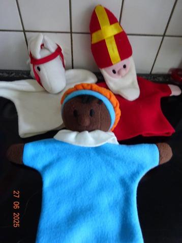 3 handpoppen : de sint, het paard en zwarte piet beschikbaar voor biedingen