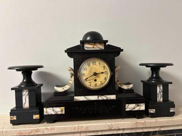 Vintage marmeren tafelklok / klokkenstel met 2 coupes beschikbaar voor biedingen