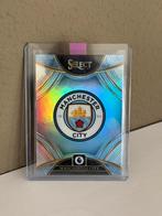 Manchester City Team Logo 2023-24 Panini Select Case Hit SSP, Ophalen of Verzenden, Nieuw, Plaatje