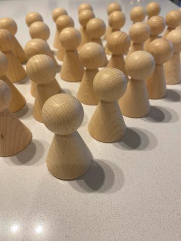33 houten kegelpopjes beschikbaar voor biedingen