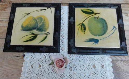 2 Prachtige ingelijste oude tegels, groene appel & citroen, Antiquités & Art, Antiquités | Assiettes décoratives & Carrelages