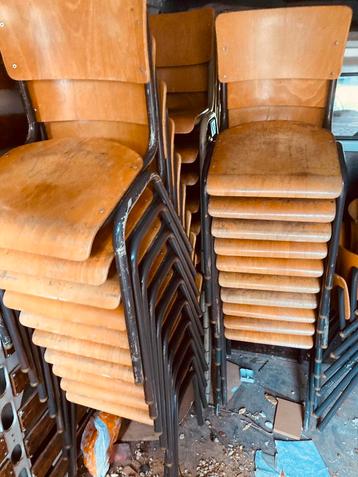 Vintage houten schoolstoelen en stapelstoelen beschikbaar voor biedingen