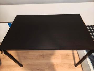 Zwarte tafel met kabelgoten beschikbaar voor biedingen